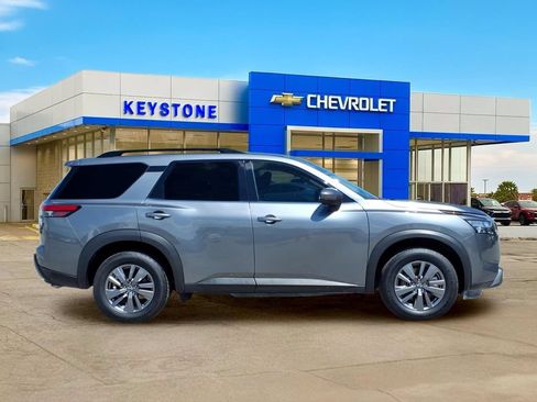 Used 2025 Nissan Pathfinder SV FWD image 8