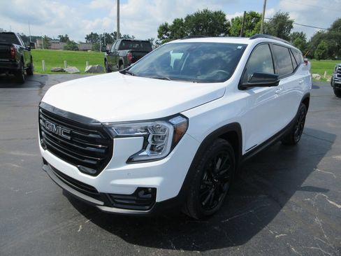 Used 2024 GMC Terrain SLT w/ Infotainment Package II FWD image 11