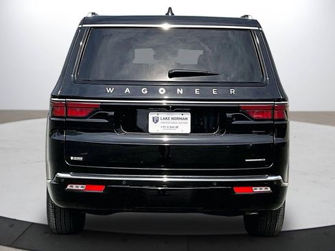 Certified 2024 Jeep Wagoneer Series II w/ Flexible Seating Group image 8