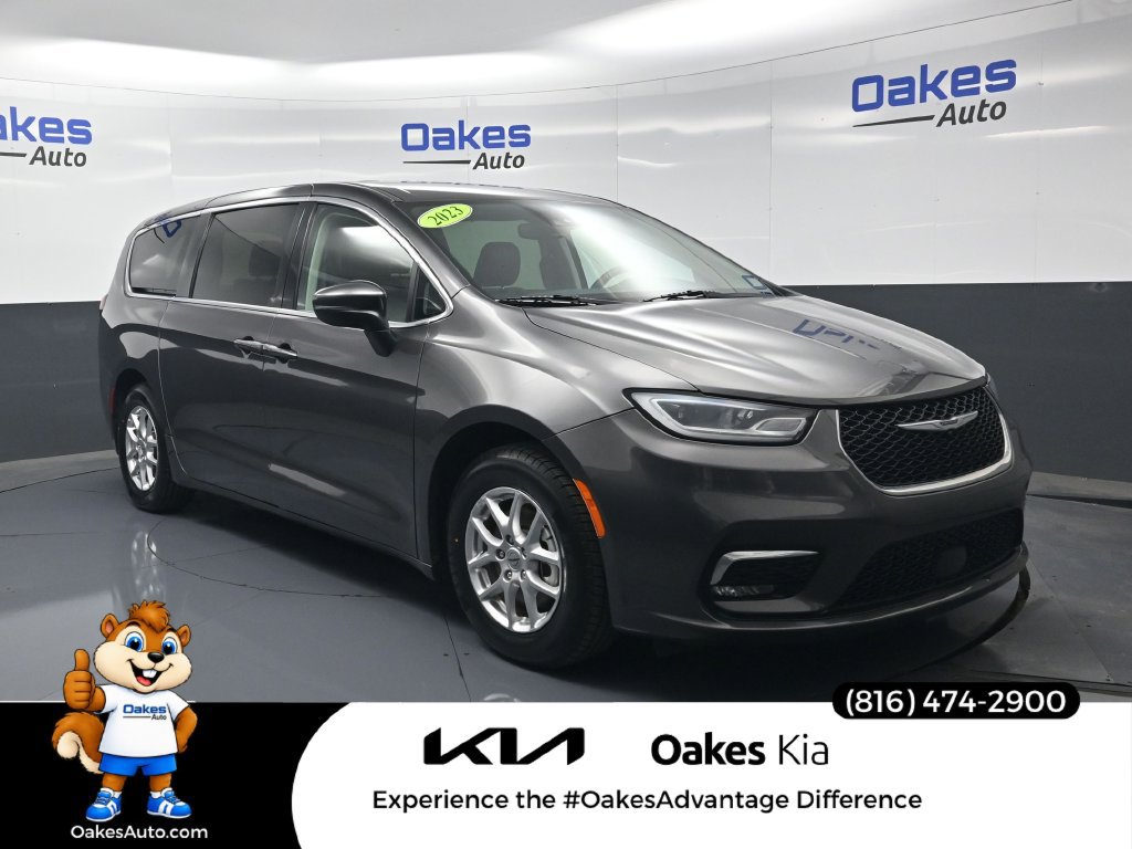 Used 2023 Chrysler Pacifica Touring-L FWD image 1