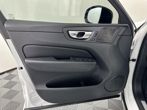 Used 2023 Volvo XC60 B5 Plus image 28