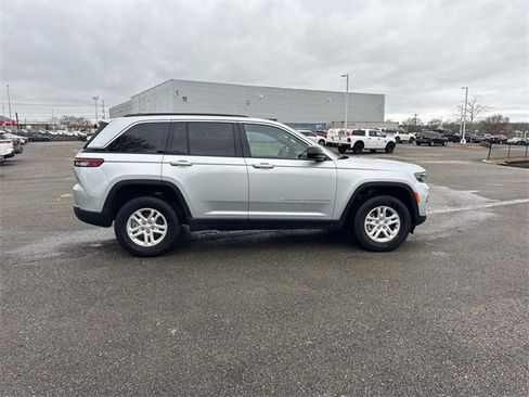 Used 2024 Jeep Grand Cherokee Laredo image 3