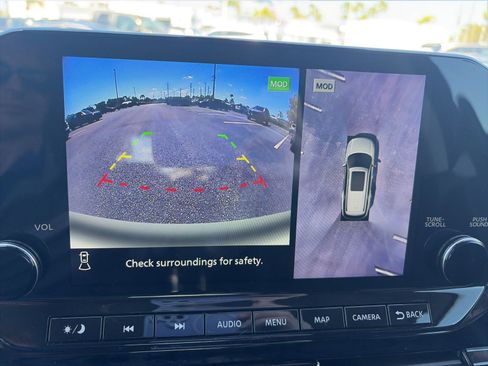 Used 2024 Nissan Pathfinder SL w/ SL Premium Package image 16