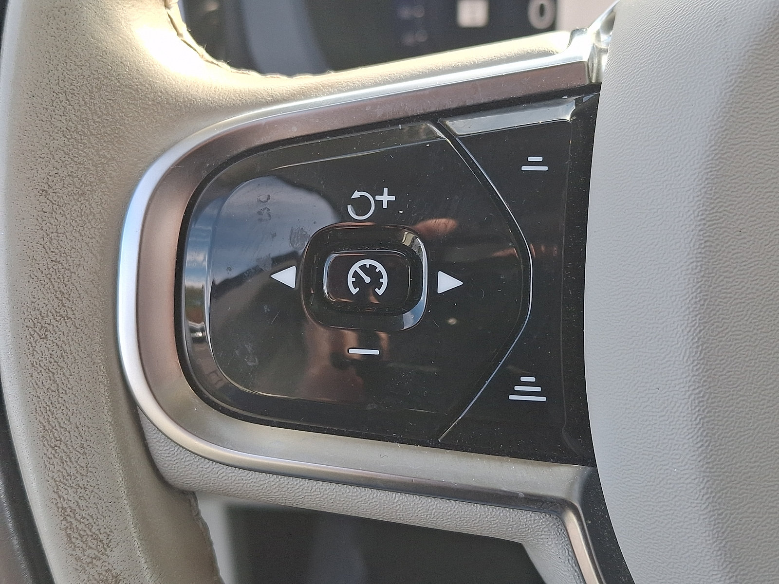 Certified 2024 Volvo XC60 B5 Plus w/ Climate Package AWD/4WD image 20