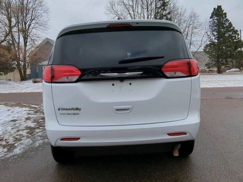 Used 2023 Chrysler Voyager LX image 4