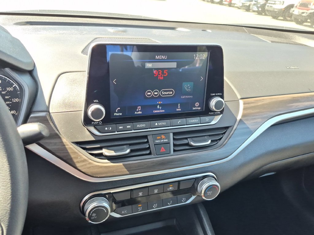 Used 2025 Nissan Altima 2.5 SV FWD image 19
