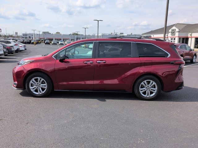 Used 2022 Toyota Sienna XSE w/ XSE Plus Package AWD/4WD image 4