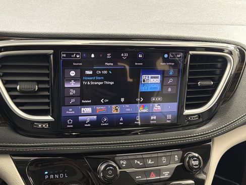 Used 2023 Chrysler Pacifica Limited image 18