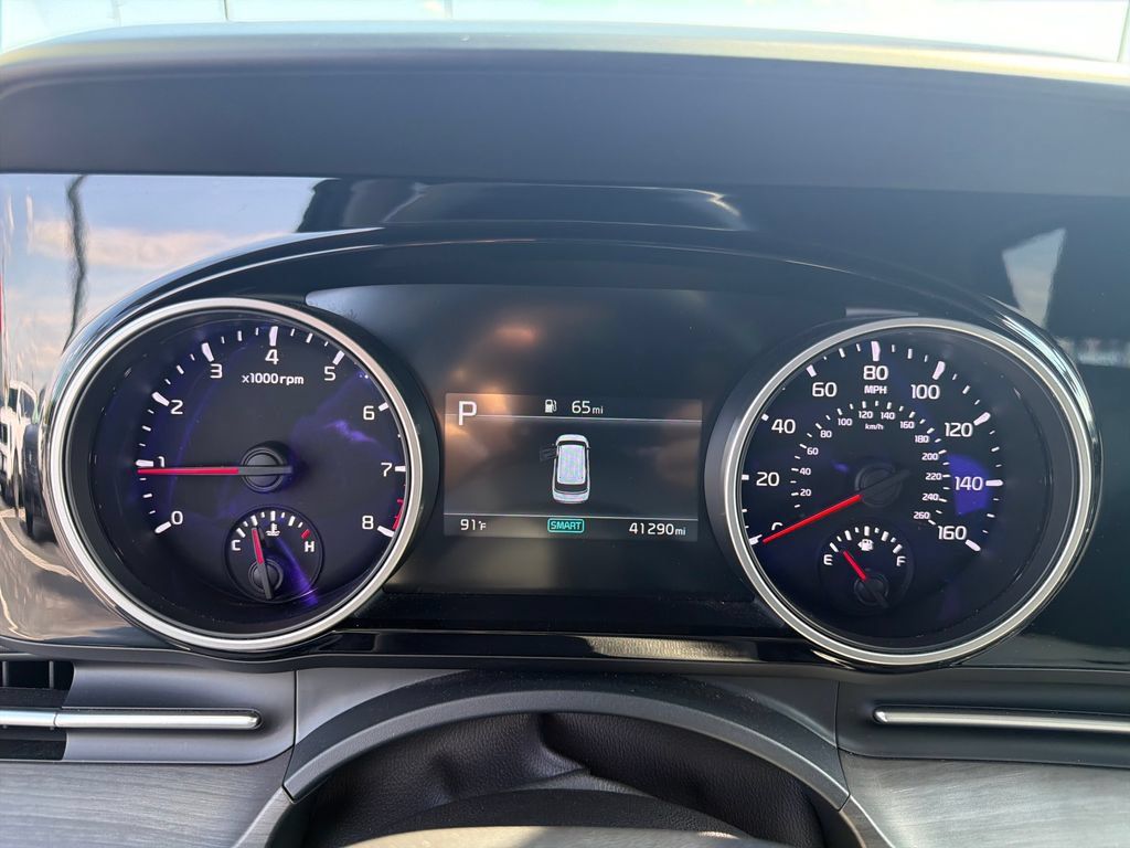 Used 2023 Kia Carnival EX FWD image 17