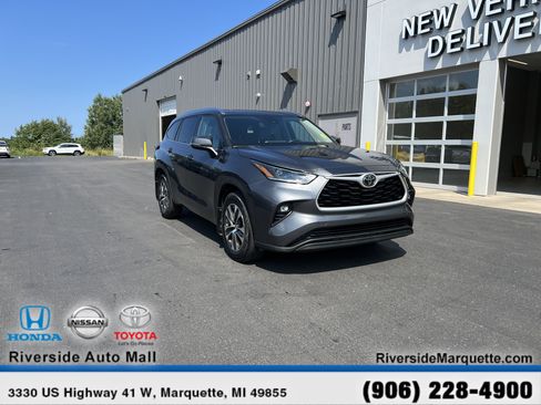 Used 2021 Toyota Highlander XLE AWD/4WD image 1
