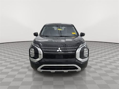 Used 2022 Mitsubishi Outlander ES image 3