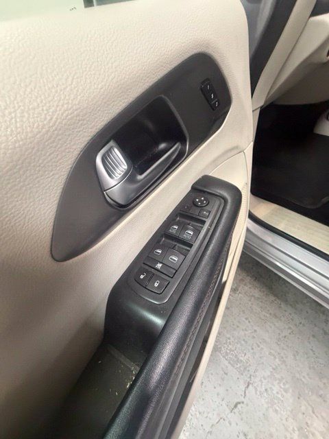 Used 2020 Chrysler Pacifica Touring-L FWD image 20