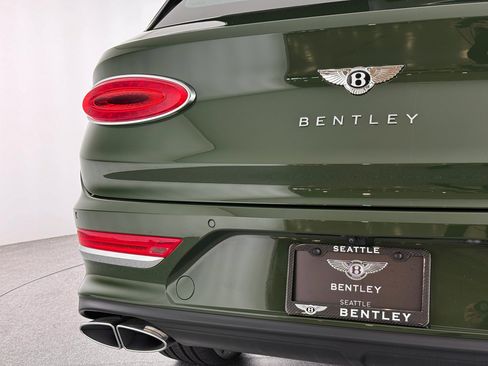 Used 2025 Bentley Bentayga image 46