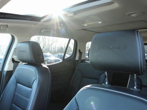 Used 2022 GMC Acadia Denali w/ Denali Ultimate Package image 15