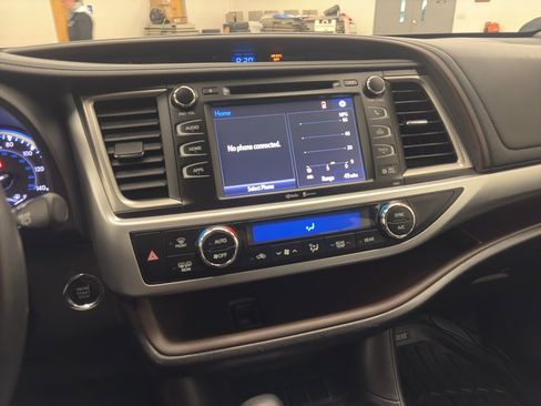 Used 2015 Toyota Highlander XLE image 28