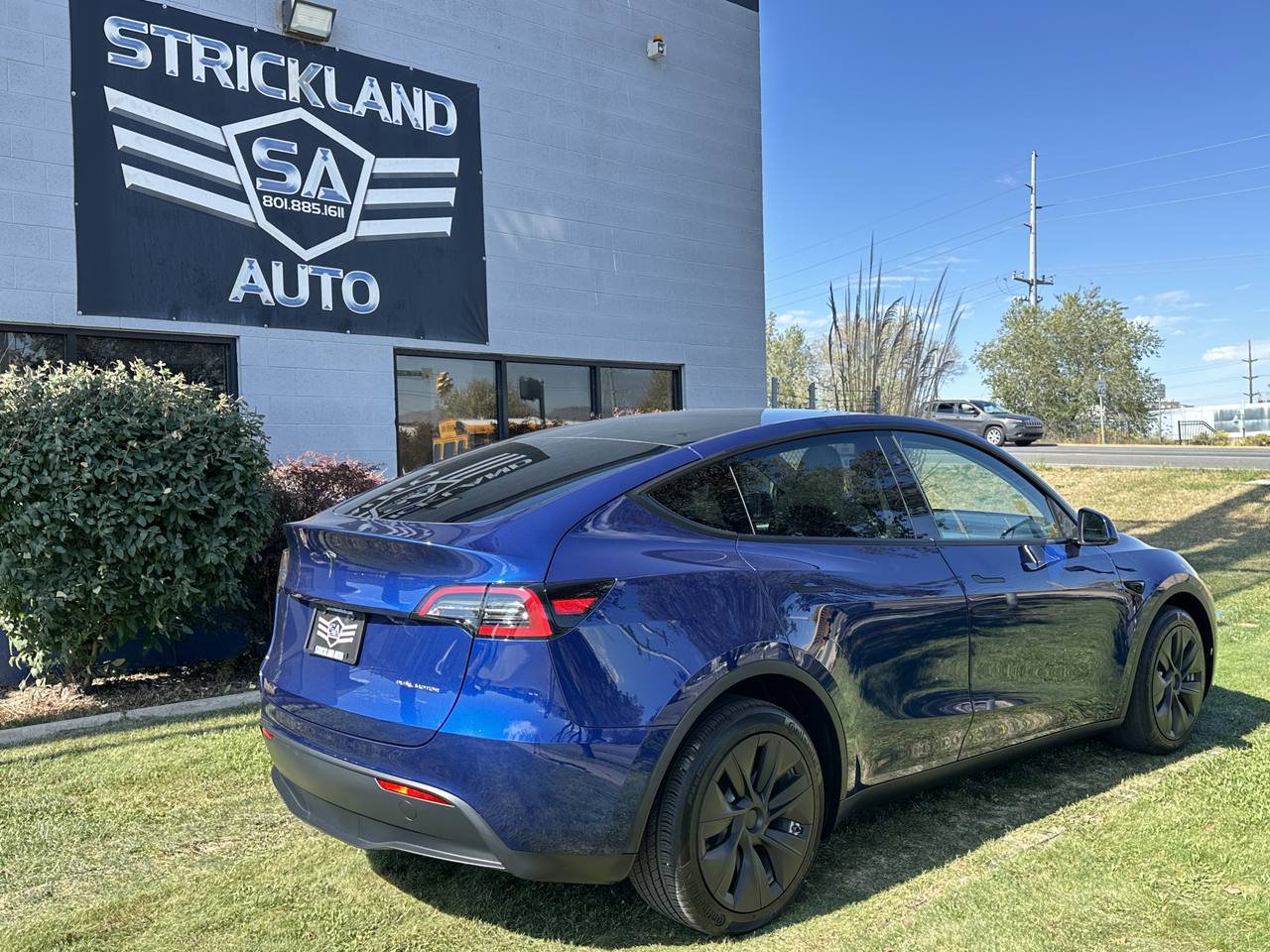 Used 2024 Tesla Model Y Long Range AWD/4WD image 7