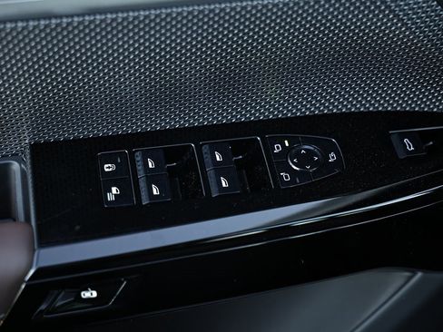 Used 2025 BMW i7 eDrive50 w/ Premium Package image 18