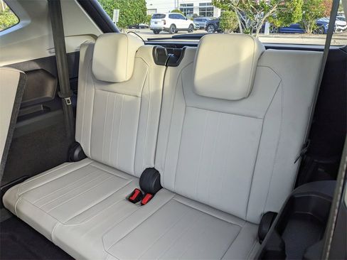 Certified 2022 Volkswagen Tiguan SE image 16