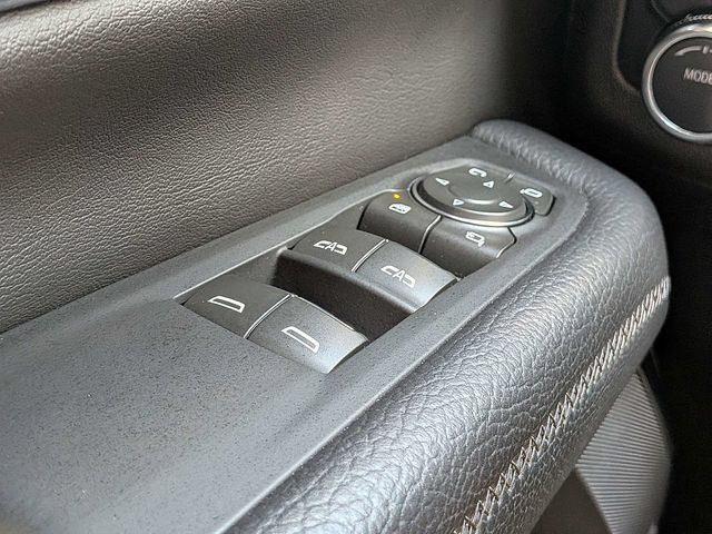 Used 2025 GMC Yukon XL Denali AWD/4WD image 29