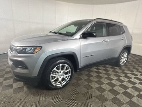 Used 2022 Jeep Compass Latitude AWD/4WD image 6