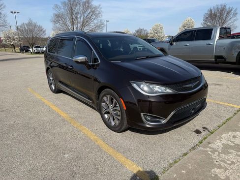 Used 2019 Chrysler Pacifica Limited w/ Tire & Wheel Group image 1