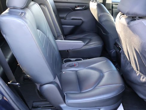 Used 2020 Toyota Highlander XLE image 14