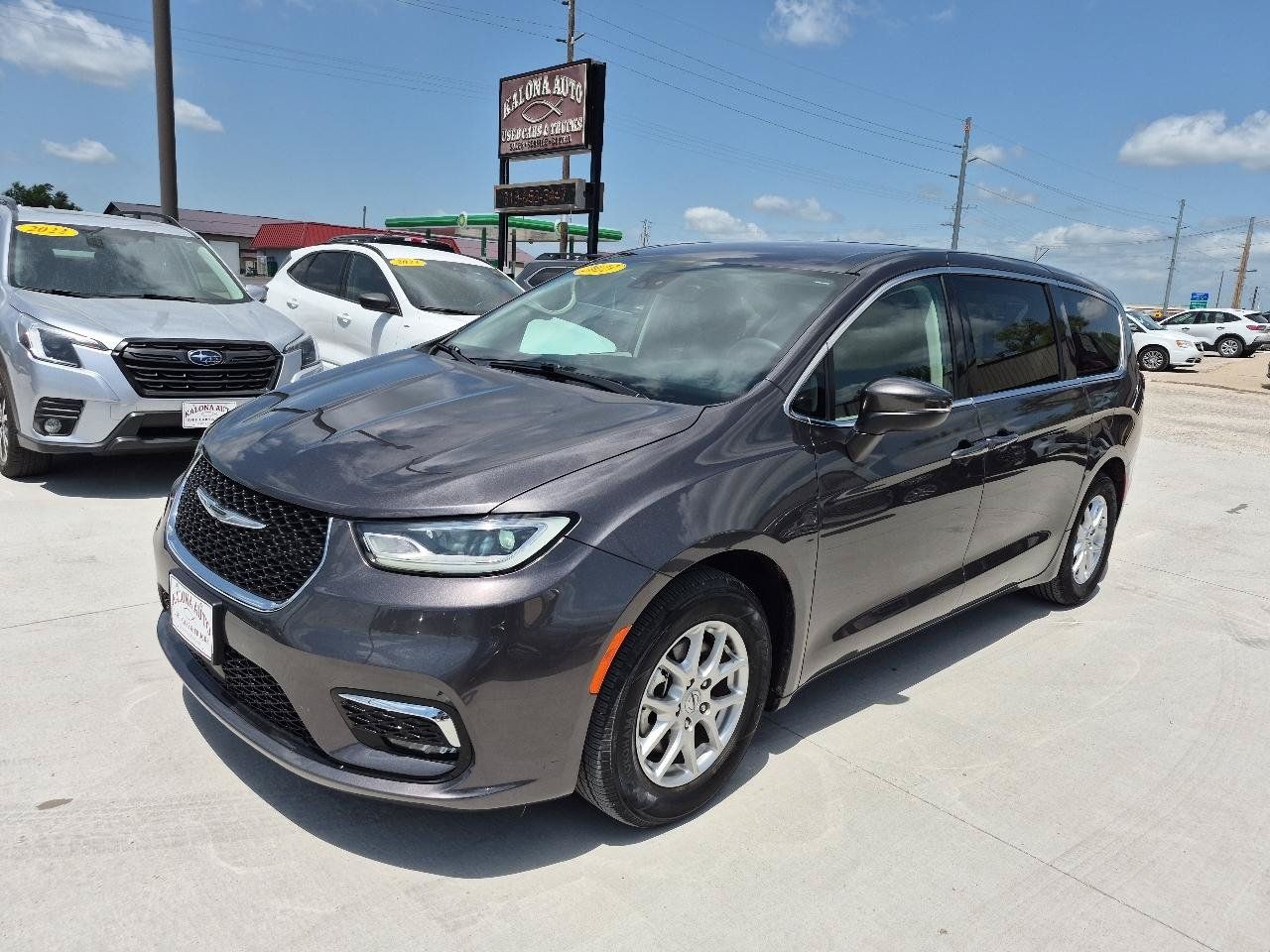 Used 2023 Chrysler Pacifica Touring-L FWD image 2