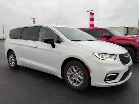 Used 2024 Chrysler Pacifica Touring-L image 2