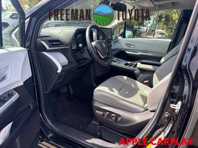 Used 2025 Toyota Sienna XLE FWD image 7