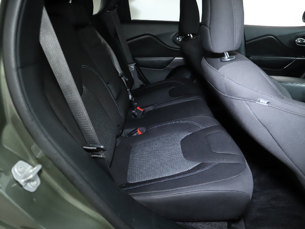 Used 2019 Jeep Cherokee Latitude w/ Popular Appearance Group AWD/4WD image 31