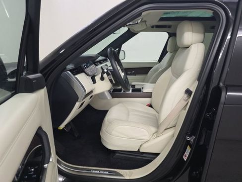 Used 2025 Land Rover Range Rover SE AWD/4WD image 8