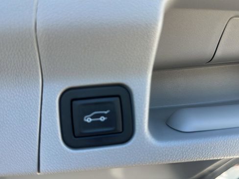 Used 2022 GMC Acadia SLT image 28