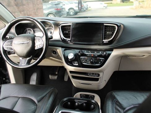 Used 2021 Chrysler Pacifica Touring-L FWD image 14