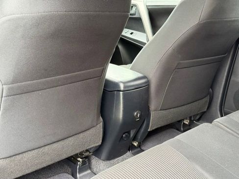 Used 2018 Toyota RAV4 LE FWD image 27