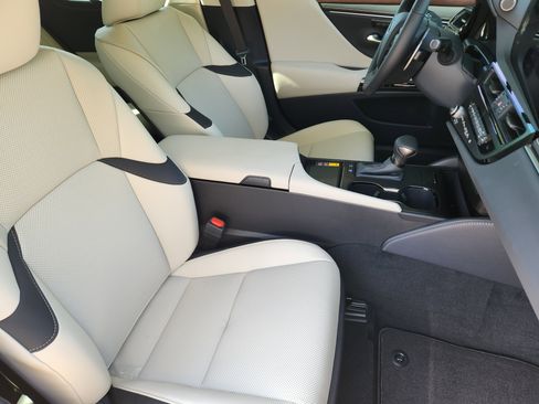 New 2025 Lexus ES 300h w/ Premium Package image 9