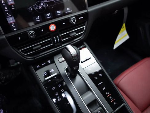Certified 2025 Porsche Macan image 16
