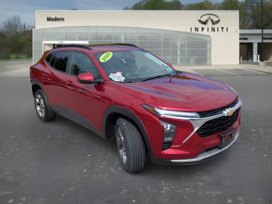 Used 2025 Chevrolet Trax LT w/ LT Convenience Package FWD image 2