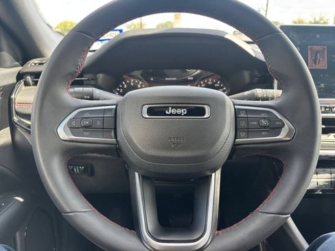 Used 2025 Jeep Compass Trailhawk AWD/4WD image 25