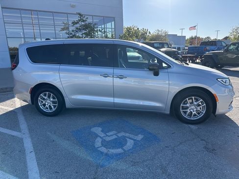 New 2026 Chrysler Pacifica Select image 33