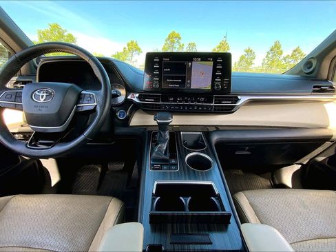 Used 2021 Toyota Sienna Limited image 15