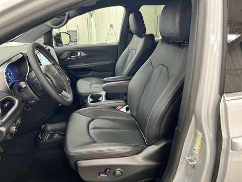 New 2026 Chrysler Pacifica Select FWD image 19