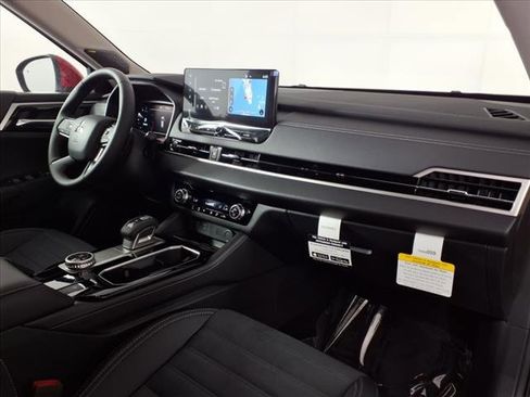 New 2025 Mitsubishi Outlander SE image 7