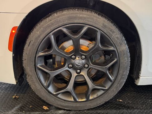 Used 2019 Chrysler 300 S RWD image 9