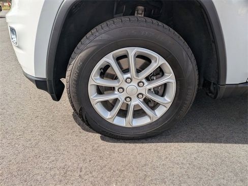 Used 2021 Jeep Grand Cherokee Laredo image 9