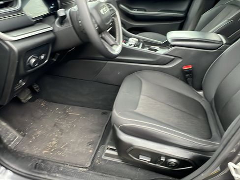 Used 2024 Jeep Grand Cherokee Laredo image 16