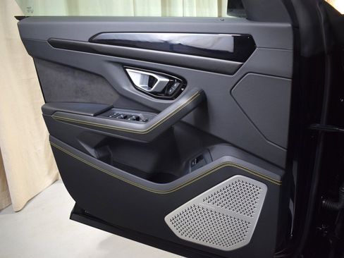 Used 2023 Lamborghini Urus S image 38