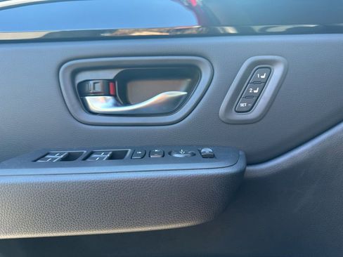 Used 2025 Honda Pilot Touring image 10