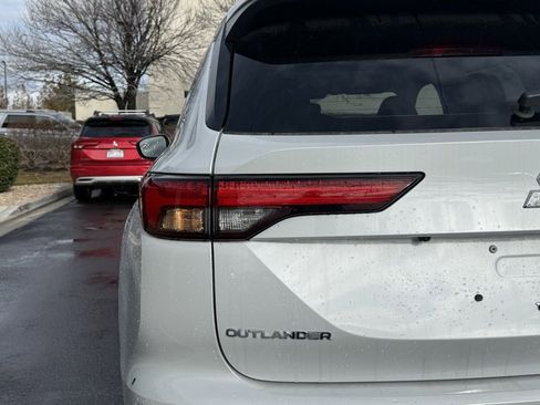 Used 2025 Mitsubishi Outlander SE image 35