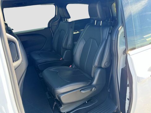 New 2025 Chrysler Pacifica Select image 36