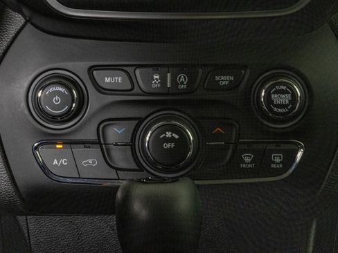 Used 2021 Jeep Cherokee Latitude Plus AWD/4WD image 24